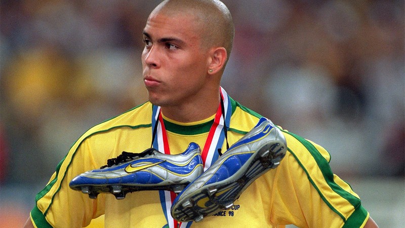 Ronaldo từng là một cầu thủ ST xuất sắc nhất của bóng đá